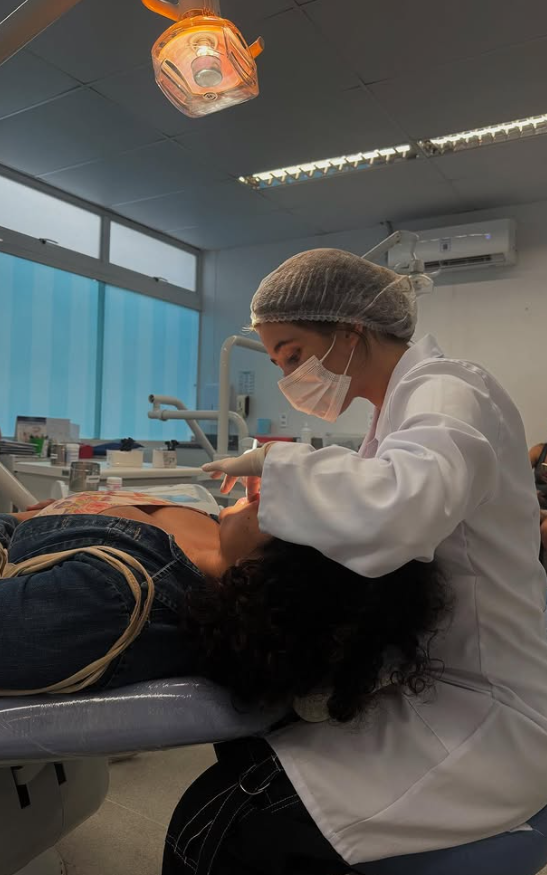 Dra. Priscila Bonzi durante atendimento clínico